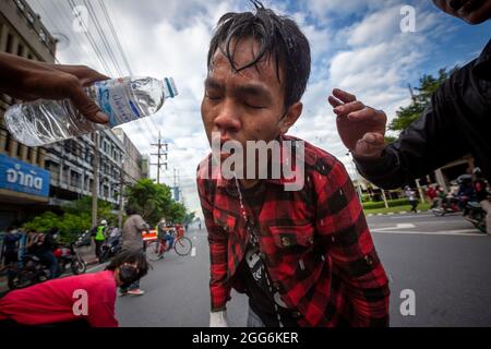 Bangkok, Bangkok, Thailandia. 29 agosto 2021. Dopo una settimana di scontri relativamente tranquilli tra i gruppi di studenti professionisti, in linea con il movimento di protesta pro-democrazia, si sono impegnati in scontri con la polizia nella zona DIN Daeng di Bangkok. L'agosto 2021 ha visto più di una dozzina di giorni con battaglie di strada tra la polizia di sommosse e queste bande di studenti professionali, che normalmente combattono tra loro allo stesso modo delle bande rivali negli Stati Uniti, ma si sono unirono ufficiosamente allo scopo di attaccare la polizia e altri organi rappresentativi dell'autorità. Mentre i manifestanti lanciavano rocce, molotov c Foto Stock