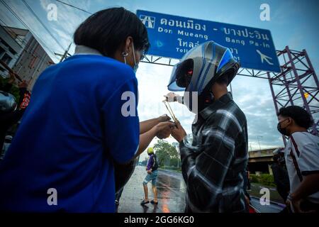 Bangkok, Bangkok, Thailandia. 29 agosto 2021. Dopo una settimana di scontri relativamente tranquilli tra i gruppi di studenti professionisti, in linea con il movimento di protesta pro-democrazia, si sono impegnati in scontri con la polizia nella zona DIN Daeng di Bangkok. L'agosto 2021 ha visto più di una dozzina di giorni con battaglie di strada tra la polizia di sommosse e queste bande di studenti professionali, che normalmente combattono tra loro allo stesso modo delle bande rivali negli Stati Uniti, ma si sono unirono ufficiosamente allo scopo di attaccare la polizia e altri organi rappresentativi dell'autorità. Mentre i manifestanti lanciavano rocce, molotov c Foto Stock