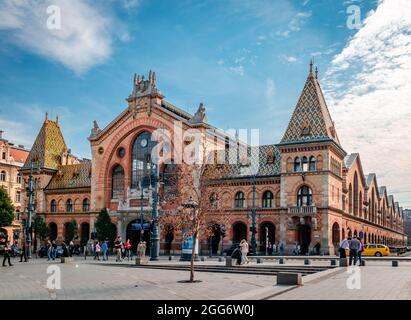 Il Grande mercato (o Centrale) alla fine della famosa via pedonale dello shopping Váci utca, il più grande e più antico mercato coperto di Budapest. Foto Stock