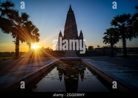 Wat-Panyanantaram o Mahabodhi Tempio Bodh Gaya Pagoda in Thailandia al tramonto. Cultura religione architettura. Foto Stock