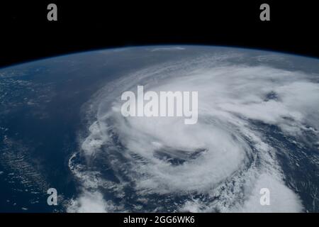 Visualizza l'uragano Ida, una tempesta di categoria 4 che si avvicina alla costa della bassa Louisiana presa dalla Stazione spaziale Internazionale 28 agosto 2021 a Earth Orbit. IDA sta impacchettando venti di 150 mph fatto la caduta 16 anni fa al giorno dell'uragano Katrina. Credit: Planetpix/Alamy Live News Foto Stock