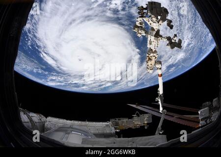 Vista che mostra il muro degli occhi dell'uragano Ida, una tempesta di categoria 4 come colpisce la costa della bassa Louisiana presa dalla Stazione spaziale Internazionale 29 agosto 2021 sopra New Orleans, Louisiana. IDA sta impacchettando venti di 150 mph fatto la caduta 16 anni fa al giorno dell'uragano Katrina. Credit: Planetpix/Alamy Live News Foto Stock