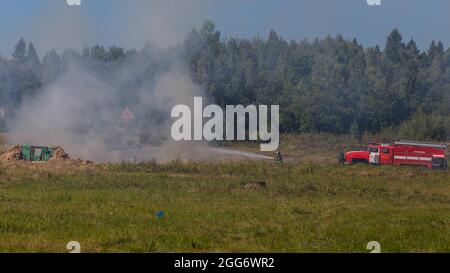 24 agosto 2018, Ashukino, regione di Mosca, Russia: I vigili del fuoco in servizio spengono il poligono di fuoco innescato dalla sparatoria, Durante una sessione di addestramento di due settimane di lanciagranate per unità militari del Distretto Centrale della Guardia Nazionale Russa, i militari hanno consolidato la loro conoscenza della parte tecnica dei lanciagranate AGS-17 e RPG-7 e, alla fine del campo di addestramento, hanno superato le prove di sparo. Controllo tiro esercizio 1 da AGS-17 e 2 da RPG-7 tutti i lanciagranate passato con alti segni. (Credit Image: © Mihail Siergiejevicz/SOPA Images via ZUMA Pre Foto Stock