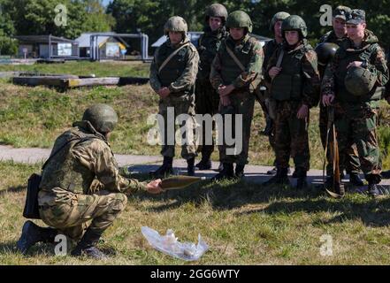 24 agosto 2018, Ashukino, regione di Mosca, Russia: L'istruttore insegna ai soldati prima di sparare il lanciagranate, Durante una sessione di addestramento di due settimane di lanciagranate per unità militari del Distretto Centrale della Guardia Nazionale Russa, i militari hanno consolidato la loro conoscenza della parte tecnica dei lanciagranate AGS-17 e RPG-7 e, alla fine del campo di addestramento, hanno superato le prove di sparo. Controllo tiro esercizio 1 da AGS-17 e 2 da RPG-7 tutti i lanciagranate passato con alti segni. (Credit Image: © Mihail Siergiejevicz/SOPA Images via ZUMA Press Wi Foto Stock