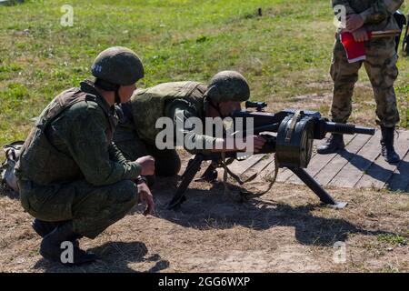 24 agosto 2018, Ashukino, regione di Mosca, Russia: Un soldato in posizione che punta a un lanciatore di granate AGS-17, Durante una sessione di addestramento di due settimane di lanciagranate per unità militari del Distretto Centrale della Guardia Nazionale Russa, i militari hanno consolidato la loro conoscenza della parte tecnica dei lanciagranate AGS-17 e RPG-7 e, alla fine del campo di addestramento, hanno superato le prove di sparo. Controllo tiro esercizio 1 da AGS-17 e 2 da RPG-7 tutti i lanciagranate passato con alti segni. (Credit Image: © Mihail Siergiejevicz/SOPA Images via ZUMA Press Wire) Foto Stock