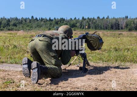 24 agosto 2018, Ashukino, regione di Mosca, Russia: Un soldato in posizione che punta a un lanciatore di granate AGS-17, Durante una sessione di addestramento di due settimane di lanciagranate per unità militari del Distretto Centrale della Guardia Nazionale Russa, i militari hanno consolidato la loro conoscenza della parte tecnica dei lanciagranate AGS-17 e RPG-7 e, alla fine del campo di addestramento, hanno superato le prove di sparo. Controllo tiro esercizio 1 da AGS-17 e 2 da RPG-7 tutti i lanciagranate passato con alti segni. (Credit Image: © Mihail Siergiejevicz/SOPA Images via ZUMA Press Wire) Foto Stock