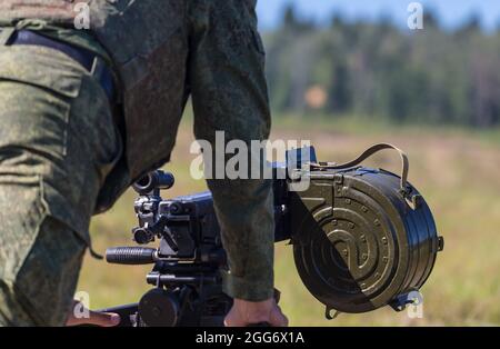 24 agosto 2018, Ashukino, regione di Mosca, Russia: Un soldato preme a terra un lanciagranate AGS-17 mentre spara, Durante una sessione di addestramento di due settimane di lanciagranate per unità militari del Distretto Centrale della Guardia Nazionale Russa, i militari hanno consolidato la loro conoscenza della parte tecnica dei lanciagranate AGS-17 e RPG-7 e, alla fine del campo di addestramento, hanno superato le prove di sparo. Controllo tiro esercizio 1 da AGS-17 e 2 da RPG-7 tutti i lanciagranate passato con alti segni. (Credit Image: © Mihail Siergiejevicz/SOPA Images via ZUMA Pres Foto Stock