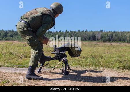 24 agosto 2018, Ashukino, regione di Mosca, Russia: Un soldato in posizione che carica un lanciatore di granate AGS-17, Durante una sessione di addestramento di due settimane di lanciagranate per unità militari del Distretto Centrale della Guardia Nazionale Russa, i militari hanno consolidato la loro conoscenza della parte tecnica dei lanciagranate AGS-17 e RPG-7 e, alla fine del campo di addestramento, hanno superato le prove di sparo. Controllo tiro esercizio 1 da AGS-17 e 2 da RPG-7 tutti i lanciagranate passato con alti segni. (Credit Image: © Mihail Siergiejevicz/SOPA Images via ZUMA Press Wire) Foto Stock