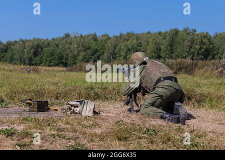 24 agosto 2018, Ashukino, regione di Mosca, Russia: Un soldato in posizione che punta a un lanciatore di granate AGS-17, Durante una sessione di addestramento di due settimane di lanciagranate per unità militari del Distretto Centrale della Guardia Nazionale Russa, i militari hanno consolidato la loro conoscenza della parte tecnica dei lanciagranate AGS-17 e RPG-7 e, alla fine del campo di addestramento, hanno superato le prove di sparo. Controllo tiro esercizio 1 da AGS-17 e 2 da RPG-7 tutti i lanciagranate passato con alti segni. (Credit Image: © Mihail Siergiejevicz/SOPA Images via ZUMA Press Wire) Foto Stock
