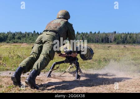 24 agosto 2018, Ashukino, regione di Mosca, Russia: Un soldato preme a terra un lanciagranate AGS-17 mentre spara, Durante una sessione di addestramento di due settimane di lanciagranate per unità militari del Distretto Centrale della Guardia Nazionale Russa, i militari hanno consolidato la loro conoscenza della parte tecnica dei lanciagranate AGS-17 e RPG-7 e, alla fine del campo di addestramento, hanno superato le prove di sparo. Controllo tiro esercizio 1 da AGS-17 e 2 da RPG-7 tutti i lanciagranate passato con alti segni. (Credit Image: © Mihail Siergiejevicz/SOPA Images via ZUMA Press Foto Stock
