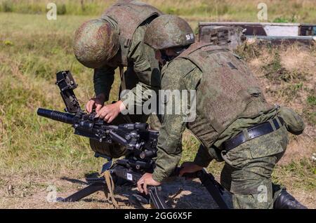 24 agosto 2018, Ashukino, regione di Mosca, Russia: Soldati in posizione che caricano un lanciagranate AGS-17, Durante una sessione di addestramento di due settimane di lanciagranate per unità militari del Distretto Centrale della Guardia Nazionale Russa, i militari hanno consolidato la loro conoscenza della parte tecnica dei lanciagranate AGS-17 e RPG-7 e, alla fine del campo di addestramento, hanno superato le prove di sparo. Controllo tiro esercizio 1 da AGS-17 e 2 da RPG-7 tutti i lanciagranate passato con alti segni. (Credit Image: © Mihail Siergiejevicz/SOPA Images via ZUMA Press Wire) Foto Stock