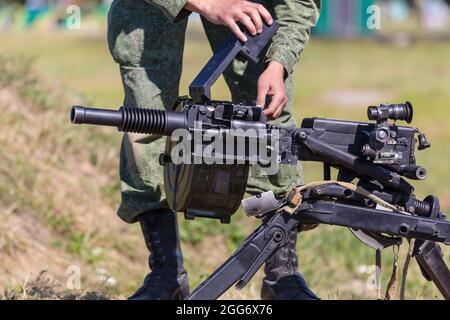 24 agosto 2018, Ashukino, regione di Mosca, Russia: Lanciagranate AGS-17 con coperchio rialzato, Durante una sessione di addestramento di due settimane di lanciagranate per unità militari del Distretto Centrale della Guardia Nazionale Russa, i militari hanno consolidato la loro conoscenza della parte tecnica dei lanciagranate AGS-17 e RPG-7 e, alla fine del campo di addestramento, hanno superato le prove di sparo. Controllo tiro esercizio 1 da AGS-17 e 2 da RPG-7 tutti i lanciagranate passato con alti segni. (Credit Image: © Mihail Siergiejevicz/SOPA Images via ZUMA Press Wire) Foto Stock