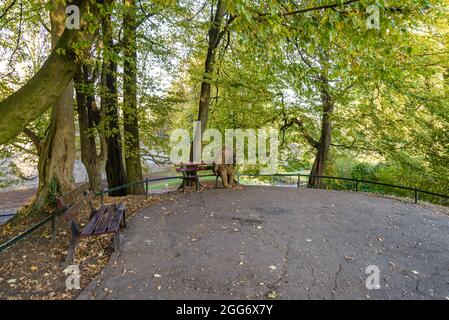 Vista soleggiata all'aperto di Berenbank, scultura in orso seduta su panchina presso Aldenhofpark vicino Università di Maastricht, in Olanda nella stagione autunnale. Foto Stock