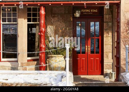 Esterno dell'edificio, entrata del ristorante. Fife Arms, Braemar, Regno Unito. Architetto: Moxon, 2019. Foto Stock