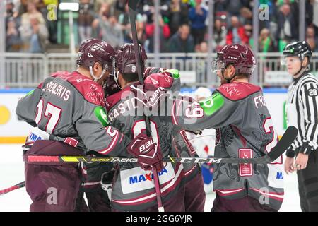 Riga, Arena riga, qualifica olimpica, Lettonia. 29 agosto 2021. Francia, #27 Oskars Cibulskis (Lettonia), #9 Renars Krastenbergs (Lettonia), #29 Ralfs Freibergs (Lettonia) celebra il 1-0 (Svizzera/Croazia OUT) credito: SPP Sport Press Foto. /Alamy Live News Foto Stock