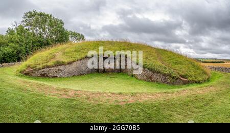 Belas Knap un grande barrow Neolitico lungo sopra Winchcombe nelle Cotswold Hills in Gloucestershire Regno Unito visto dalla sua imponente falsa entrata Foto Stock