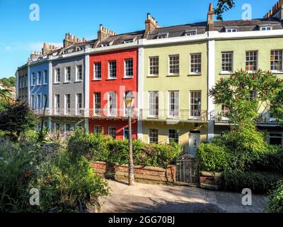 Facciate colorate del poligono una mezzaluna di dodici eleganti case a Clifton Wood Bristol UK Foto Stock