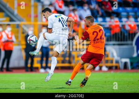 ISTANBUL, TURCHIA - AGOSTO 29: Haris Hajradinovic di Kasimpasa, Berkan Ismail Kutlu di Galatasaray durante la Super Lig match tra Kasimpasa e Galatasaray al Recep Tayyip Erdogan Stadium il 29 Agosto 2021 ad Istanbul, Turchia (Foto di /Orange Pictures) Foto Stock