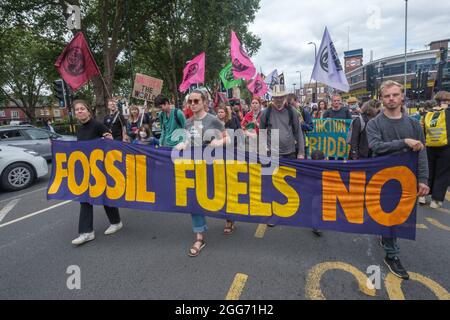 Londra, Regno Unito. 29 agosto 2021. Il Carnival for Climate Justice, ospitato dal BIPOC (Black, Indigenous, People of Colour), ha guidato il gruppo XR Unify come parte della ribellione impossibile di Extinction Rebellion, che si è riunito al comune di Duckett ad Haringey per marciare a Finsbury Park in una celebrazione dell'arte globale, del cibo, danza e storie contro l'industria dei combustibili fossili e il crollo del clima. Peter Marshall/Alamy Live News. Foto Stock