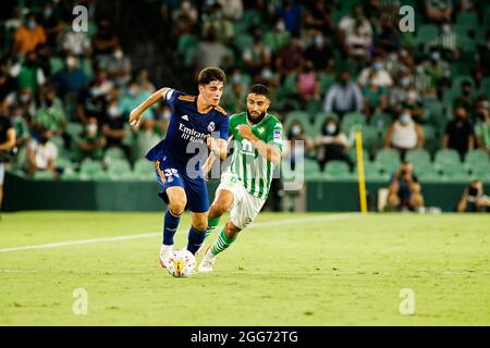 Sevilla, Spagna. 28 agosto 2021. Miguel Gutierrez (L) e Nabil Fekir (R) visti durante la partita la Liga Santander 2021/2022 tra Real Betis e Real Madrid allo stadio Benito Villamarin, a Siviglia. Punteggio finale Real Betis 0:1 Real Madrid Credit: SOPA Images Limited/Alamy Live News Foto Stock