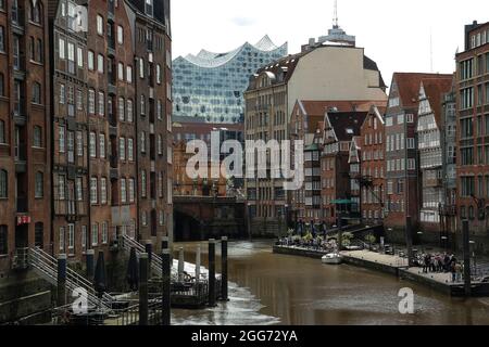 Nikolafleet ed Elbphilharmonie ad Amburgo Foto Stock