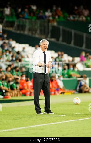 Sevilla, Spagna. 28 agosto 2021. Carlo Ancelotti ha visto durante la Liga Santander 2021/2022 la partita tra Real Betis e Real Madrid allo Stadio Benito Villamarin, a Siviglia. Punteggio finale Real Betis 0:1 Real Madrid Credit: SOPA Images Limited/Alamy Live News Foto Stock