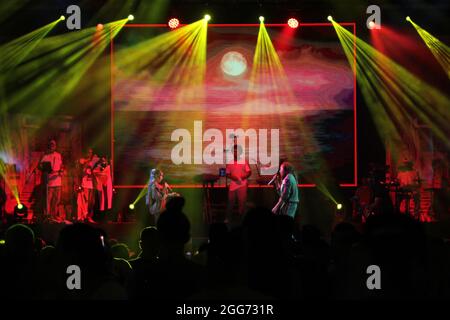 Miramar, Florida, Stati Uniti. 28 agosto 2021. Beatriz Luengo sul palco con Yotuel in concerto al Miramar Regional Park Amphitheater il 28 agosto 2021. Credit: Majo grossi/Media Punch/Alamy Live News Foto Stock