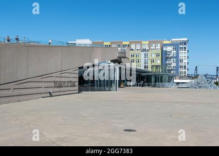 Tacoma, WA USA - circa Agosto 2021: Vista del cono all'esterno dell'edificio Glass of Museum nell'area del centro Foto Stock