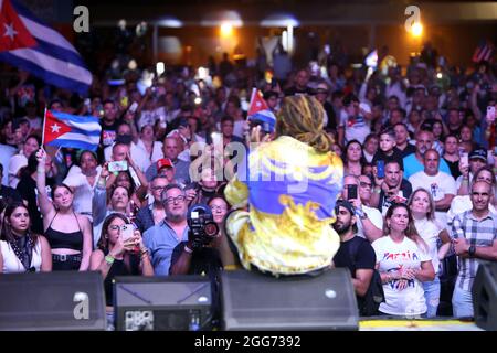 Miramar, Florida, Stati Uniti. 28 agosto 2021. Yotuel in concerto al Miramar Regional Park Amphitheater il 28 agosto 2021. Credit: Majo grossi/Media Punch/Alamy Live News Foto Stock