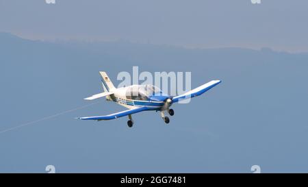 Thiene, Italia 8 LUGLIO 2021 Propeller aereo utilizzato per il traino di veli. Robin DR400 Foto Stock