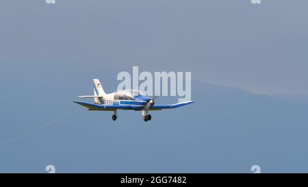 Thiene, Italia 8 LUGLIO 2021 Propeller aereo utilizzato per il traino di veli. Robin DR400 Foto Stock