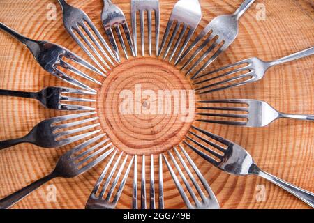 Serie di forcelle diverse in un cerchio di legno di pino Foto Stock