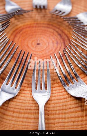 Serie di forcelle diverse in un cerchio di legno di pino Foto Stock