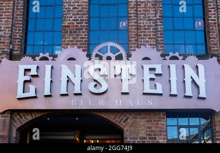 Firma un ingresso all'Einstein Bier Haus, una birreria in stile tedesco a Liverpool Foto Stock