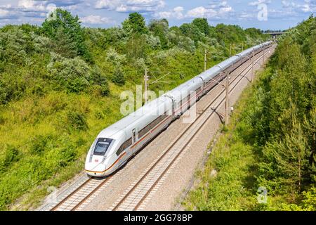 Stoccarda, Germania - 12 giugno 2021: Linea ferroviaria ad alta velocità XXL-ICE 4 Deutsche Bahn DB Mannheim-Stuttgart in Germania. Foto Stock