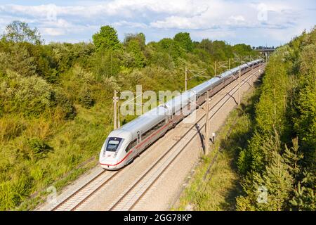 Stoccarda, Germania - 14 maggio 2021: LINEA FERROVIARIA AD alta velocità ICE 4 Deutsche Bahn DB Mannheim-Stuttgart in Germania. Foto Stock