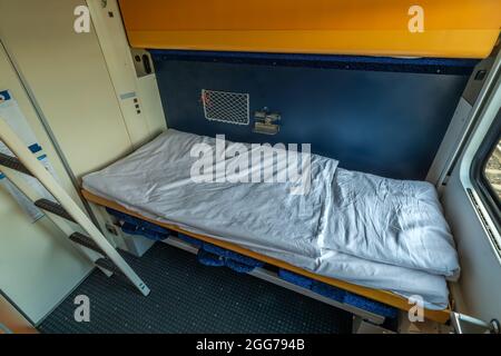 Camera singola deluxe in notturna da Humenne a Praga con servizi igienici e doccia Foto Stock