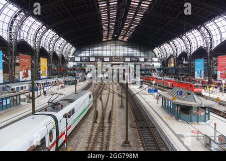 Amburgo, Germania - 21 aprile 2021: Stazione ferroviaria principale di Amburgo Hauptbahnhof Hbf in Germania Deutsche Bahn DB con treni in Germania. Foto Stock