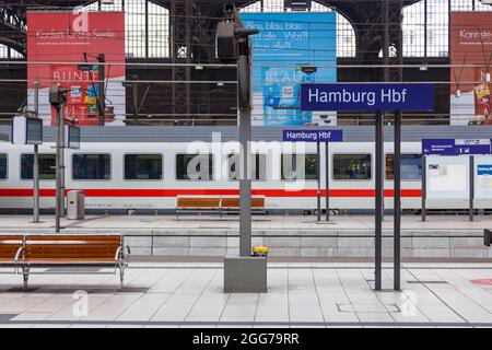 Amburgo, Germania - 21 aprile 2021: Treno Intercity alla stazione ferroviaria principale di Amburgo Hauptbahnhof Hbf Deutsche Bahn DB in Germania. Foto Stock