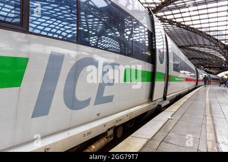Colonia, Germania - 3 agosto 2021: Treno AD alta velocità ICE 3 alla stazione ferroviaria centrale di Colonia Köln Hauptbahnhof Hbf in Germania. Foto Stock