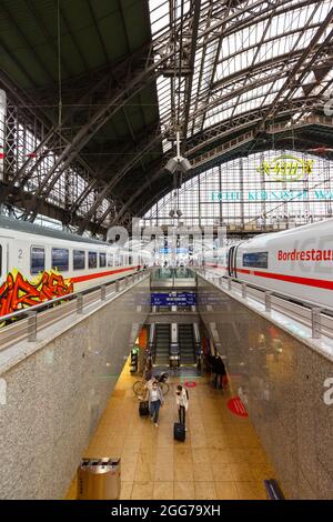 Colonia, Germania - 3 agosto 2021: Treni alla stazione ferroviaria principale di Colonia Köln Hauptbahnhof Hbf formato ritratto in Germania. Foto Stock