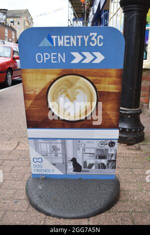 Bar con cani a Stony Stratford High Street. Foto Stock