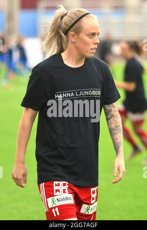 Eskilstuna, Svezia. 29 agosto 2021. Cecilia Edlund (11 Pitea) con il suo modello di ruolo sulla t-shirt durante il riscaldamento davanti al gioco nella lega svedese OBOS Damallsvenskan il 29 2021 agosto tra Eskilstuna e Pitea a Tunevallen in Eskilstuna, Svezia credito: SPP Sport Press Foto. /Alamy Live News Foto Stock