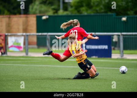 Ruth Fox (18 cambridge united) sfidato da h10 durante la lega nazionale della regione orientale tra Harlow Town e Cambridge United all'Harlow Arena-Harlow-England Foto Stock