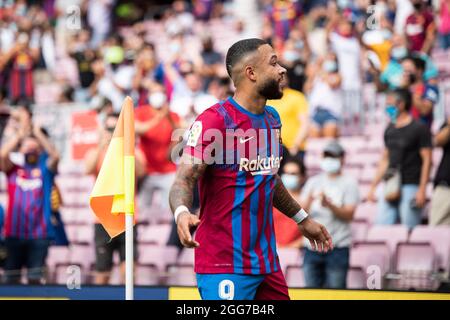 Nou Camp, Barcellona, Spagna. 29 agosto 2021. Campionato di calcio la Liga, FC Barcelona Versus Getafe; Memphis Depay Barcelona festeggia il punteggio di 2-1 nel 30 minuti Credit: Action Plus Sports/Alamy Live News Foto Stock