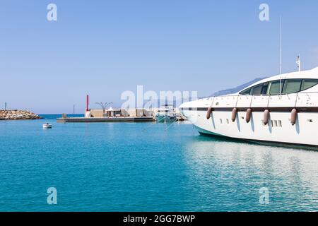 Ventimiglia, Italia - Circa Agosto 2021: Yacht a Cala del Forte, un delizioso, nuovissimo porto turistico all'avanguardia situato a Ventimiglia, Italia, Foto Stock