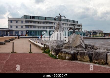 Queste sculture cormorane sul Jetty di pietra a Morecambe sono state progettate da Brian Fell, visto qui di fronte al Midland Hotel Foto Stock