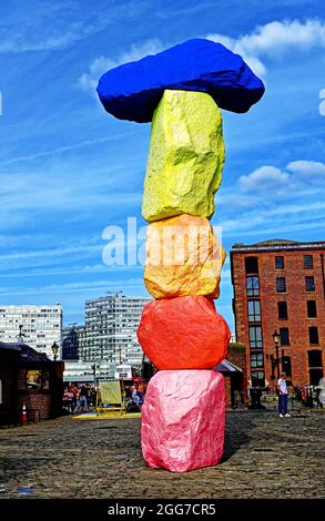 Scultura in pietra colorata alta 10 metri chiamata Liverpool Mountain in Mermaid Courtyard Albert dock Liverpool Tate dall'artista svizzero Ugo Rondinone Foto Stock