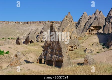 Pietra miliare della natura e del turismo in Turchia Fairy Chimneys con pietra-scavata grotta casa a Selime-Yaprakhisar Foto Stock