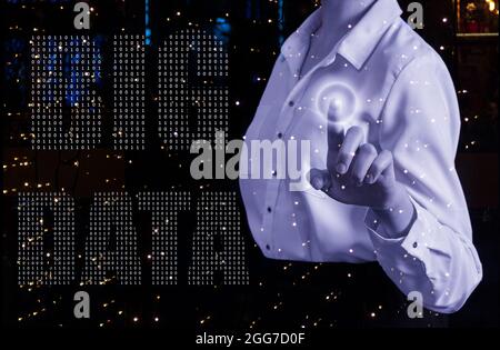 Una mano di donna d'affari che punta all'infografica e alla scrittura dei big data. Analisi dei big data e concetto di business intelligence. Tecnologia di comunicazione digitale Foto Stock